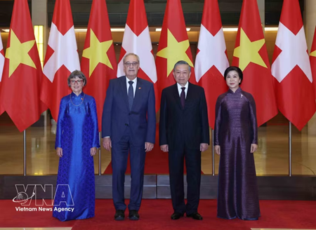 Top Vietnamese leader hosts welcome ceremony for Swiss President
